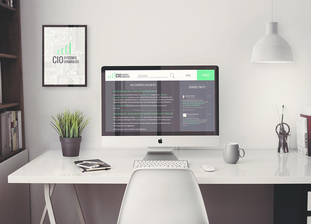 écran d'accueil du site de cio sur un ordinateur posé sur un bureau blanc